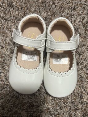 Classic White Mary Jane Kids Shoes with Scallop Trim 5C